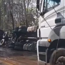 Carreta que transportava soda cáustica tomba na BR-356  -  Maria Antonia Rebou..as de Oliveira