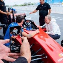 Um ano depois, saiba como acelera a versão empresária de Rubens Barrichello - Foto Divulgação SOFTSWISS
