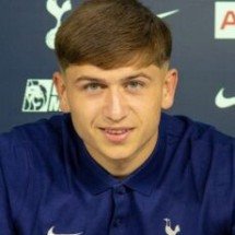 Tottenham renova contrato com jovem promessa de 18 anos - No Ataque Internacional