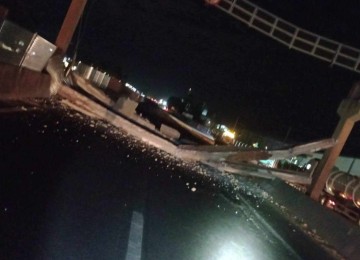 Passarela é derrubada por caminhão transportando maquinário na BR-153 -  (crédito: ReproduÃ§Ã£o/Redes sociais)