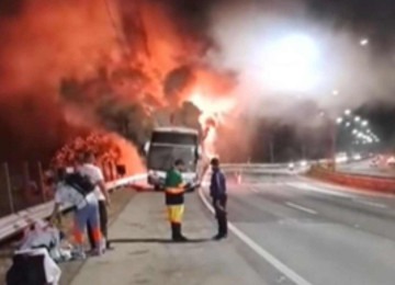 As chamas começaram no motor e destruíram o ônibus -  (crédito: Reprodução/Redes sociais)