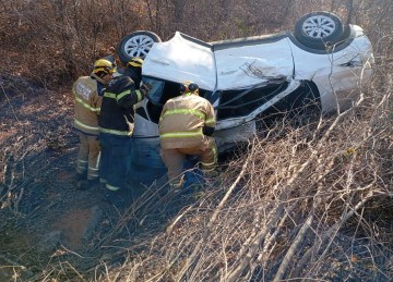 O motorista usava cinto de segurança e morreu na queda -  (crédito: Divulgação/Corpo de Bombeiros)