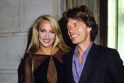 Na época o cantor ainda era casado com a modelo Jerry Hall, com quem tinha 4 filhos. O envolvimento dele com a brasileira fez com que seu casamento chegasse ao fim após 22 anos. Em 2003, Mick Jagger refletiu sobre a situação, reconhecendo o próprio erro. 

 - 