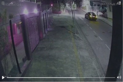 Câmeras flagraram momento em que carro preto passa em frente ao prédio e 
objeto é atirado  -  (crédito: Redes sociais)