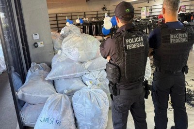 Um grande material roupas e peças falsificada foram apreendedos em apenas duas lojas. -  (crédito: Polícia Federal/Divulgação)