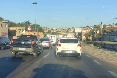 Motoristas registram trânsito lento no Anel Rodoviário. Na imagem, trânsito próximo ao Vila da Luz, no Noroeste de BH -  (crédito: Reprodução/Redes sociais)