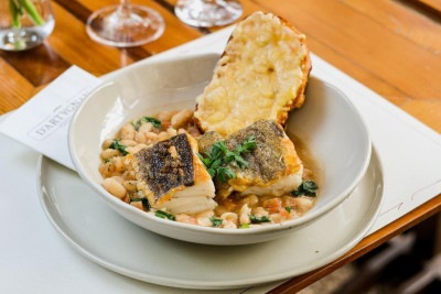 Na foto, Lombo de Bacalhau da Noruega servido em um caldo aromático com feijão branco do D'artagnan -  (crédito: João Motta/Divulgação)