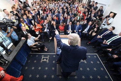 Presidente Donald Trump responde a perguntas de repórteres durante uma entrevista coletiva para discutir crimes em Washington -  (crédito:  AFP)