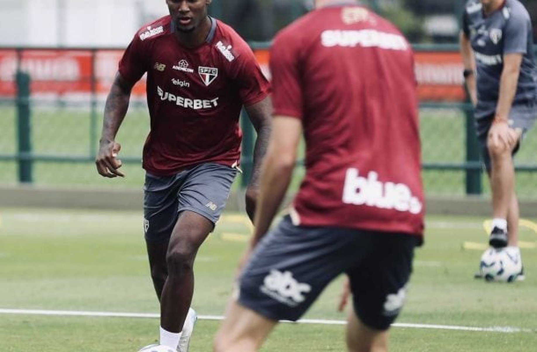 Lucas Ferreira não viaja para a Colômbia e fica próximo de deixar o São Paulo