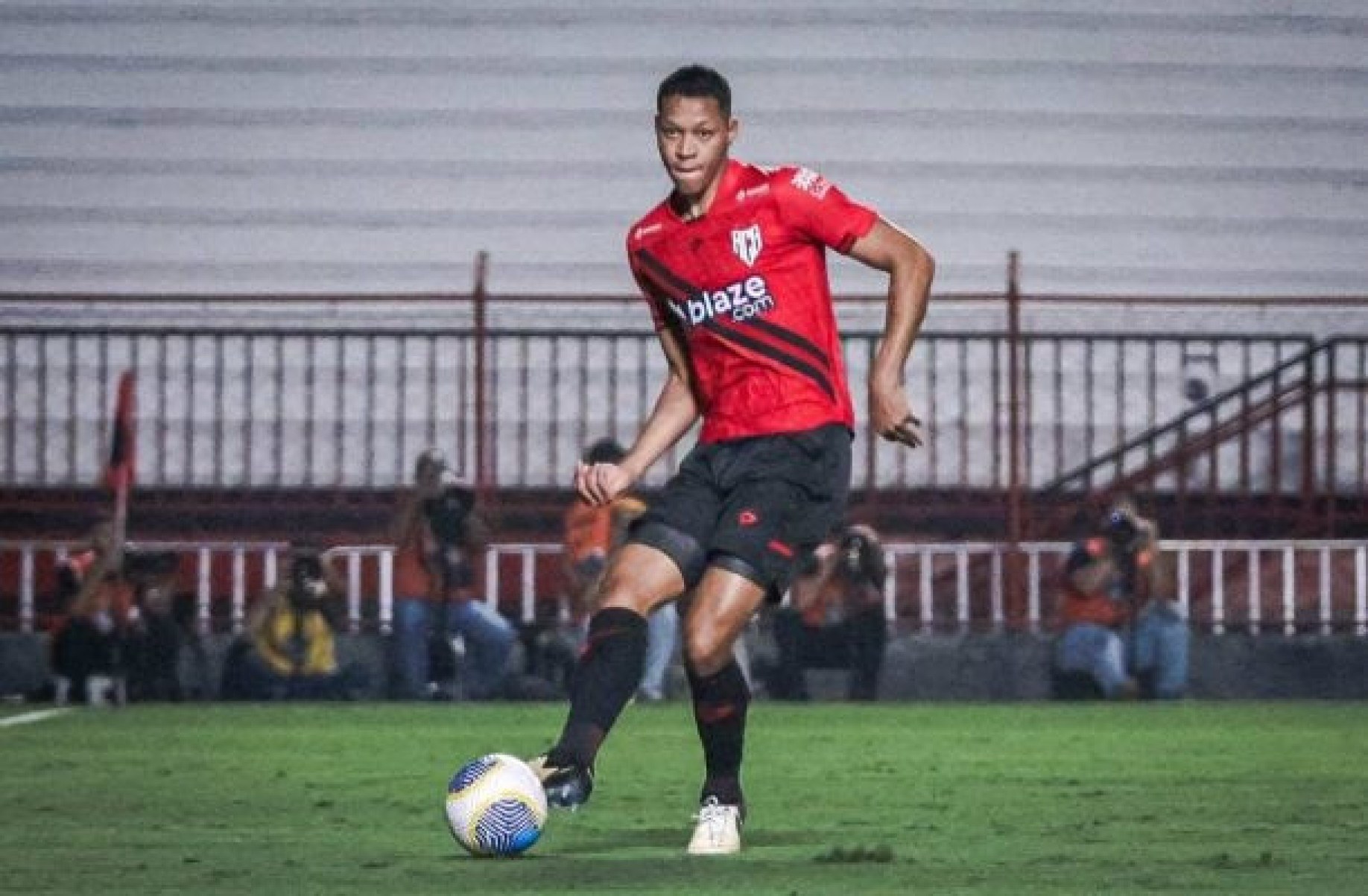 Adriano Martins mantém invencibilidade no retorno ao Atlético-GO e exige foco