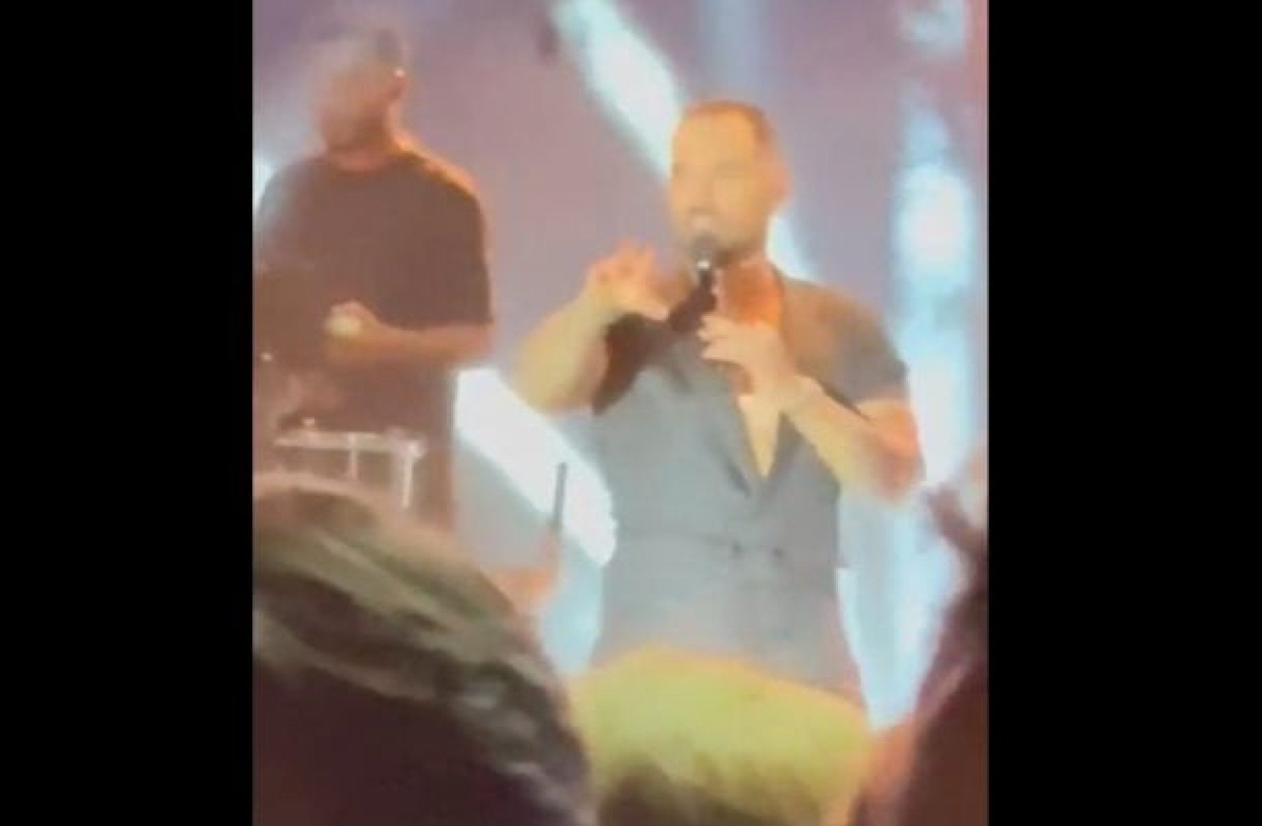 Vídeo! Show de Diogo Nogueira é paralisado por provocações de torcedores do Atlético-MG