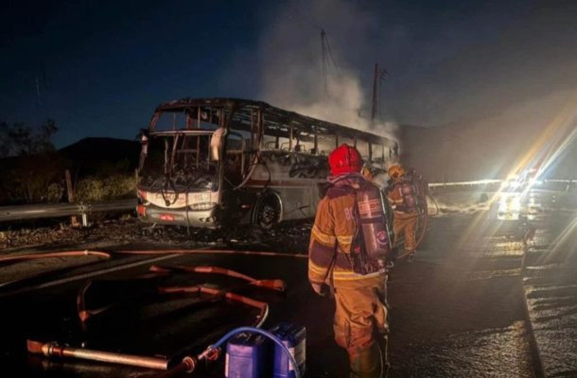 ??nibus com torcedores do Cruzeiro pega fogo e atinge fornecimento de luz próximo à BR-040