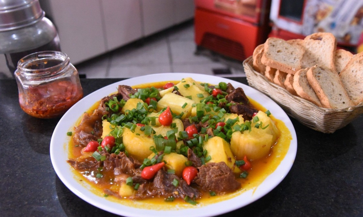 Carne de panela com mandioca do Bar do Salomão
