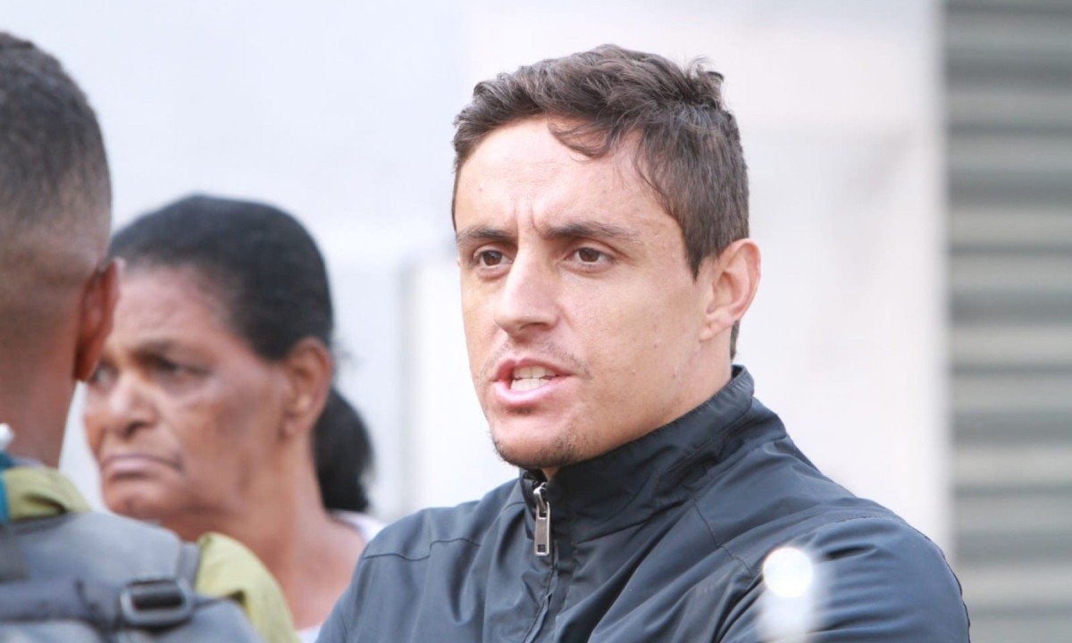 O velório de Laudemir de Souza Fernandes aconteceu na manhã desta terça-feira (12/8). Ele trabalhava como gari no bairro Vista Alegre, Oeste de BH, quando foi assassinado a tiros. Na foto, Matheus Felipe, amigo da vítima.-Edésio Ferreira/EM/D.A Press