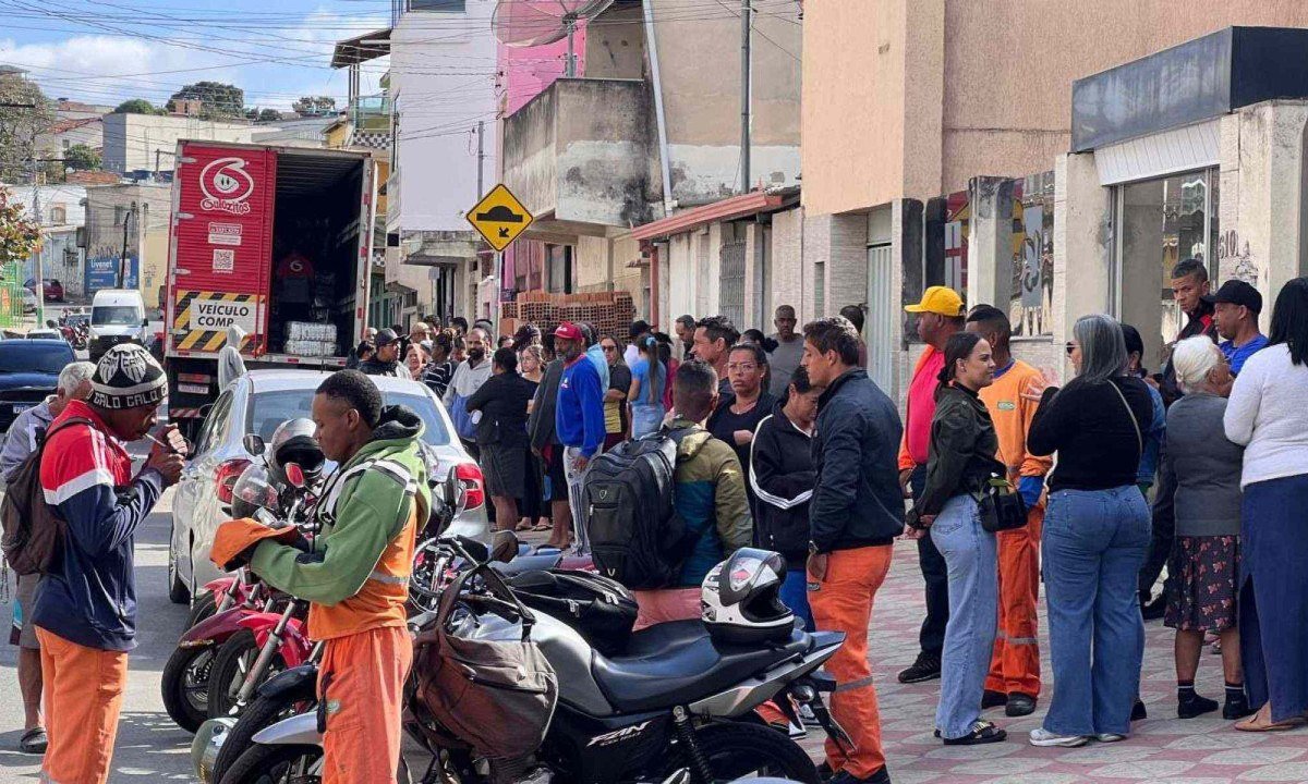 O velório de Laudemir de Souza Fernandes aconteceu na manhã desta terça-feira (12/8). Ele trabalhava como gari no bairro Vista Alegre, Oeste de BH, quando foi assassinado a tiros -Edésio Ferreira/EM/D.A Press