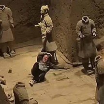 Turista danifica guerreiros de Terracota, monumento histórico da China - Reprodução do X @tongbingxue
