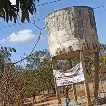 Homem derruba caixa d'água desativada e quase é atingido por escombros - redes sociais/divulgação