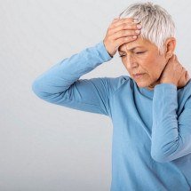 Dor de cabeça pode estar na coluna: entenda a ligação e saiba como prevenir - Freepik