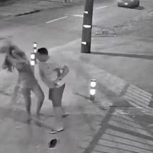 Homem é flagrado espancando mulher em avenida movimentada de Realengo