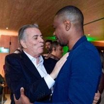 O diretor-executivo de futebol do Cruzeiro, Paulo Pelaipe, se encontrou com o ex-zagueiro Juan no sorteio dos cruzamentos da Copa do Brasil 2025, no Rio -  (crédito: Staff Images / CBF)