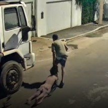 Câmera flagra homem arrastando mulher pelos cabelos em Uberlândia - Reprodução