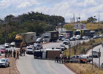 Roubo de carga termina em tiroteio na Via Expressa, em Betim  -  (crédito: Edésio Ferreira/EM/D.A Press)