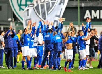 Jogadores do Cruzeiro comemoram no estádio Independência a classificação às semifinais da Copa do Brasil de 2019, obtida em cima do Atlético -  (crédito: Ramon Lisboa/EM/D.A. Press – 17/7/2019)
