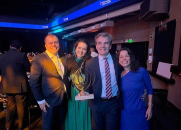 Ângela de Fátima, Gisele Goulart, Frederico Garcia e Maila de Castro na solenidade da Eurofarma: coordenador do grupo não dividiu o prêmio de 500 mil euros com os colegas

 -  (crédito: Arquivo pessoal/site da UFMG)