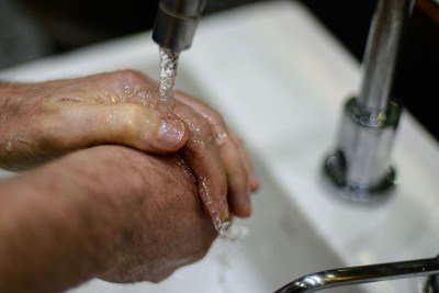É necessário sempre lavar as mãos, também, após mexer em alimentos crus, pois os patógenos podem ser transferidos para outros produtos se as mãos não estiverem higienizadas. Ou seja, sempre que manipular um alimento, procure uma torneira e faça a higiene para não transferir bactérias para outros locais.  -  (crédito: Marcello Casal jr / Agencia Brasil)