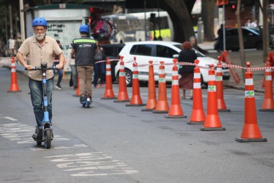 Teste 'Escola de Direcao Segura de Patinetes' na regiao central da cidade. Marcus Vinicius Pires Lopes participou da dinâmica nesta terça (12) -  (crédito: Marcos Vieira /EM/DA. Press)