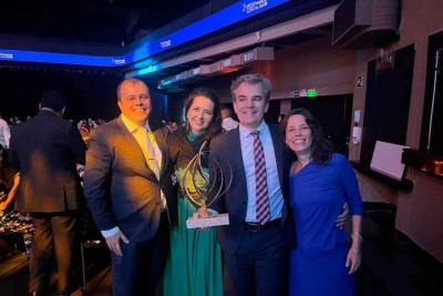 Ângela de Fátima, Gisele Goulart, Frederico Garcia e Maila de Castro na solenidade da Eurofarma: coordenador do grupo não dividiu o prêmio de 500 mil euros com os colegas

 -  (crédito: Arquivo pessoal/site da UFMG)
