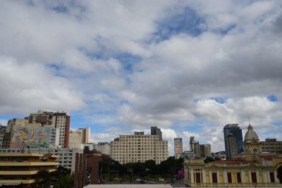 A capital mineira terá o dia será de céu claro a parcialmente nublado com frio nas primeiras horas do dia e à noite, além de tempo seco, à tarde -  (crédito: Leandro Couri)