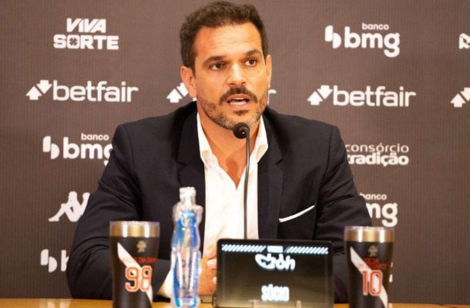Diretor do Vasco pede paciência à torcida na busca por reforços: ‘Negociações em curso’