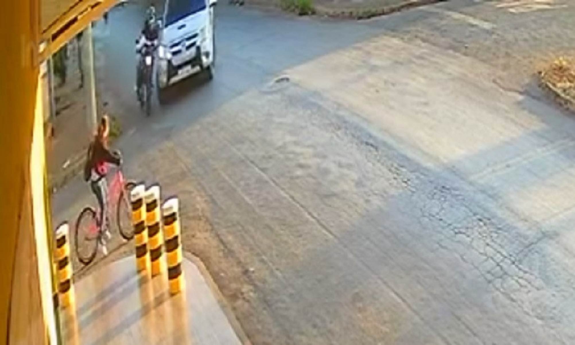 Vídeo: Mulher em moto morre em ultrapassagem irregular em Patos de Minas - Reprodu&ccedil;&atilde;o/Redes sociais