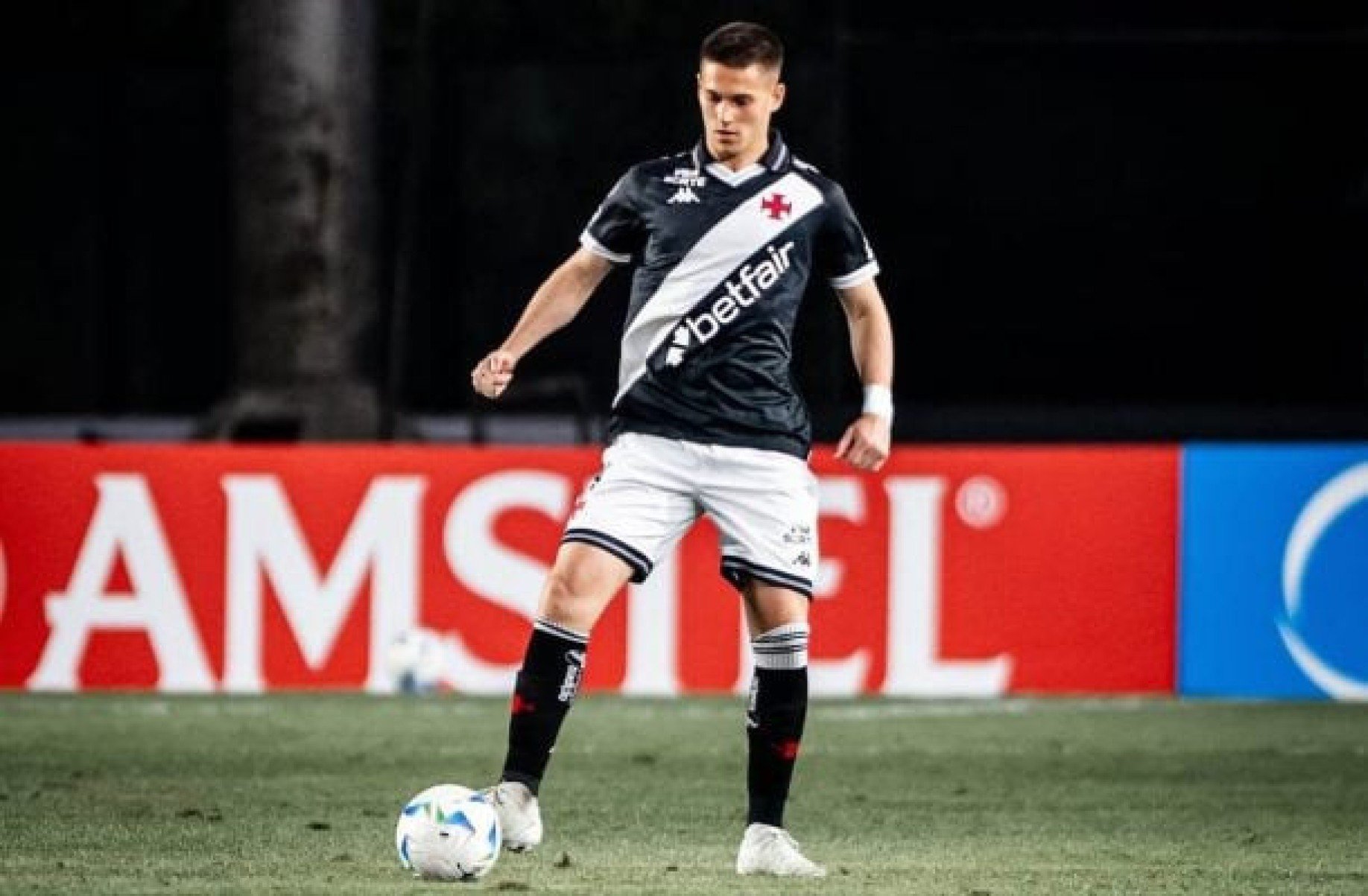 Estrella sofre com inchaço no joelho e não reinicia sequência pelo Vasco