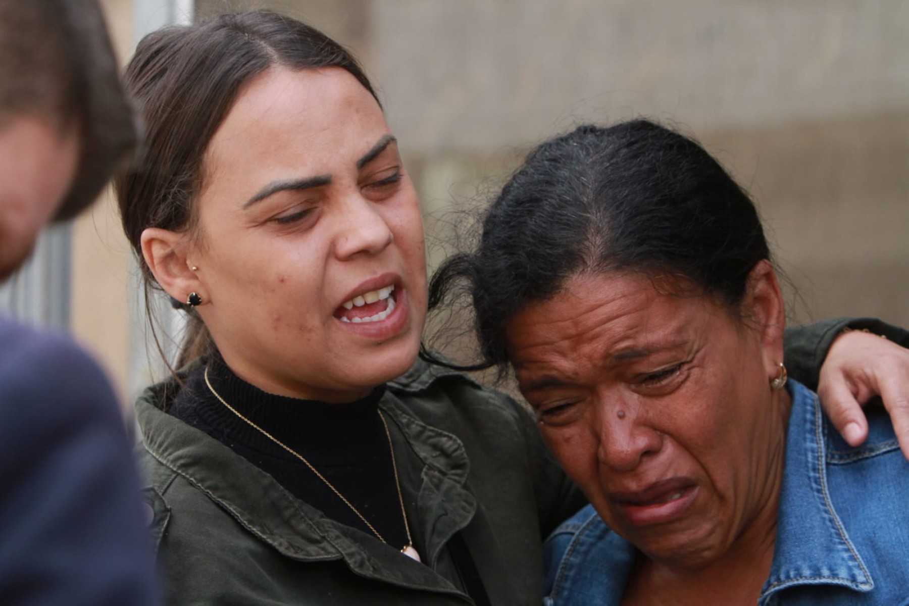O velório de Laudemir de Souza Fernandes ocorreu na manhã desta terça-feira (12/8). Na foto, a sobrinha Jaqueline Dias com a irmã da vítima, Lucileni de Souza
-Edésio Ferreira/EM/D.A Press