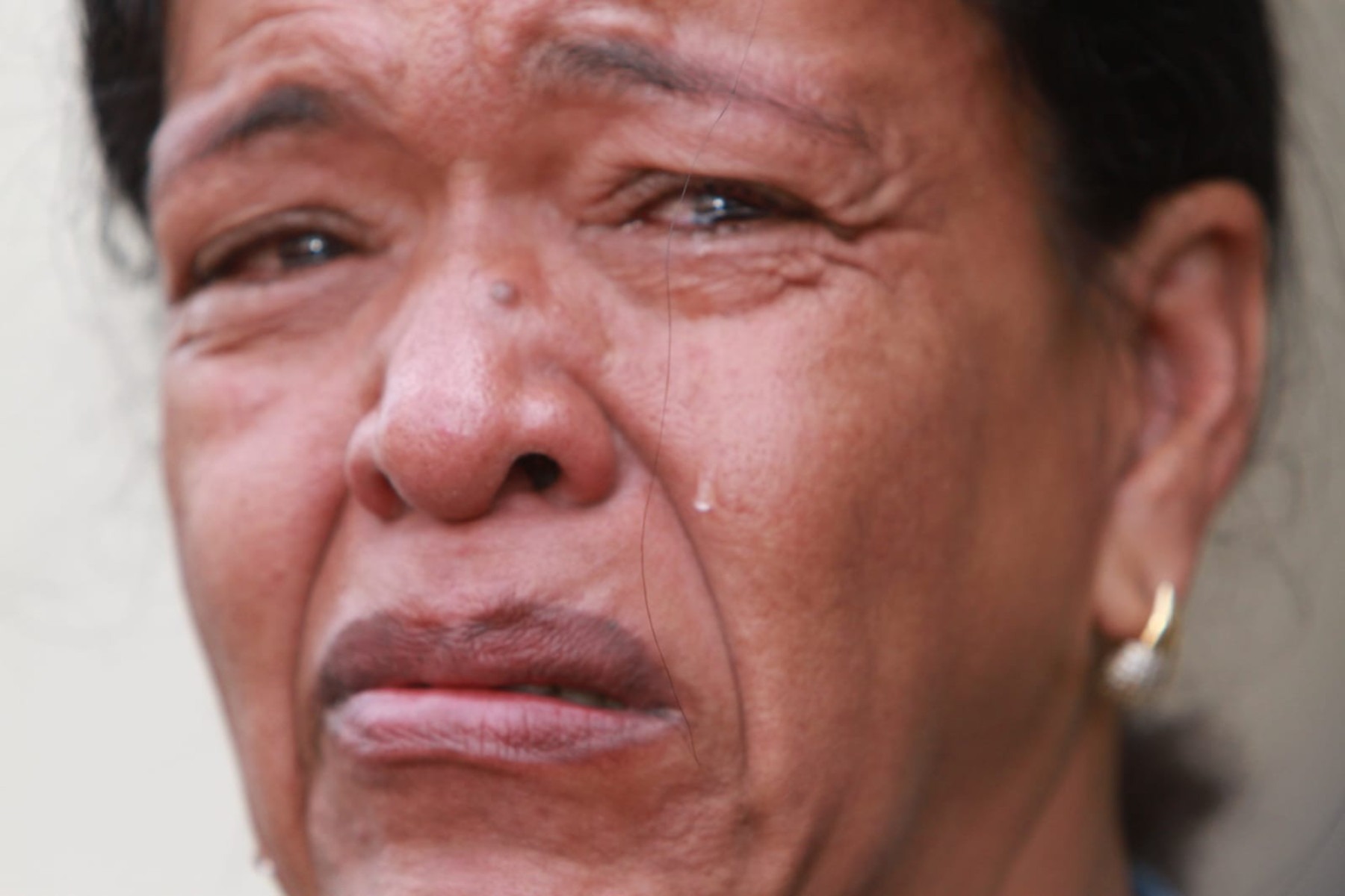 O velório de Laudemir de Souza Fernandes ocorreu na manhã desta terça-feira (12/8). Na foto, a irmã da ví­tima, Lucileni de Souza-EdÃ©sio Ferreira/EM/D.A Press