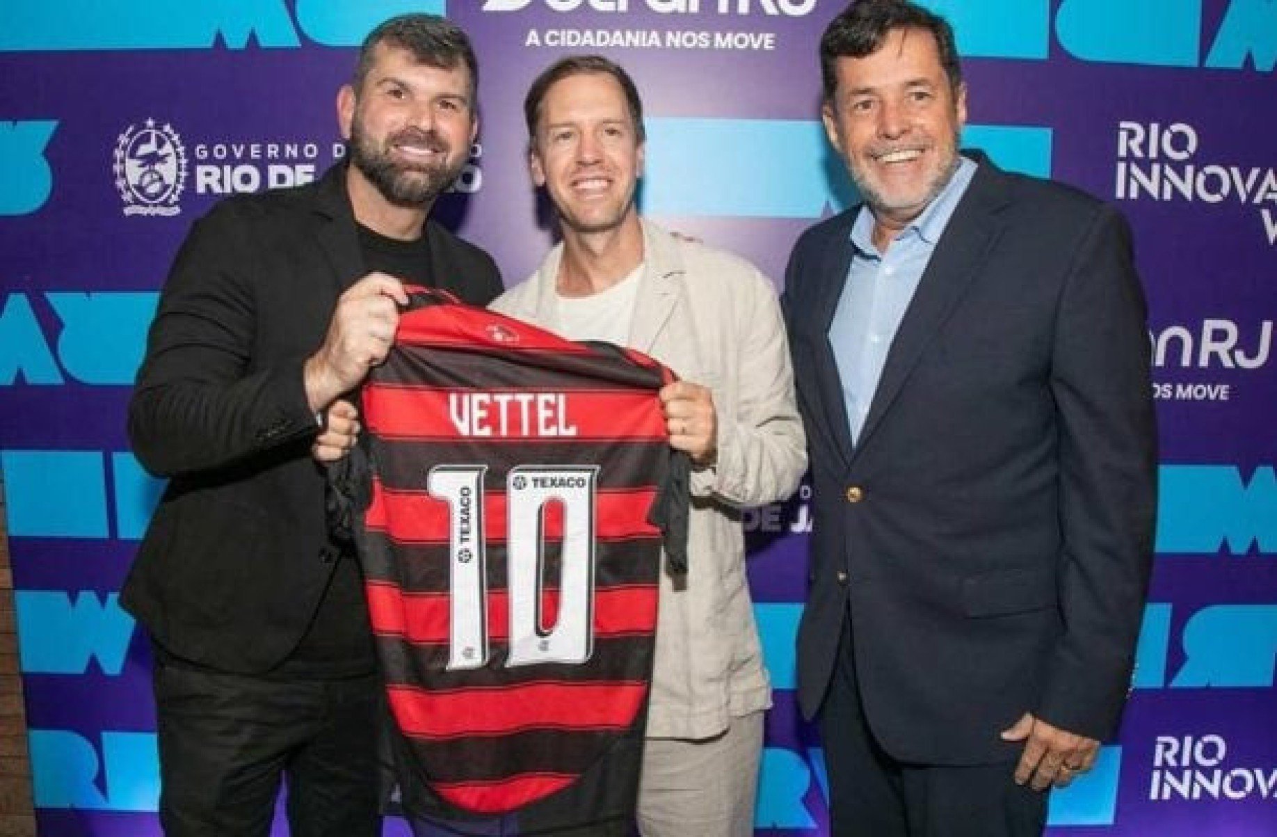Tetracampeão de F1, Vettel posa de Flamengo em chegada ao Rio Innovation Week