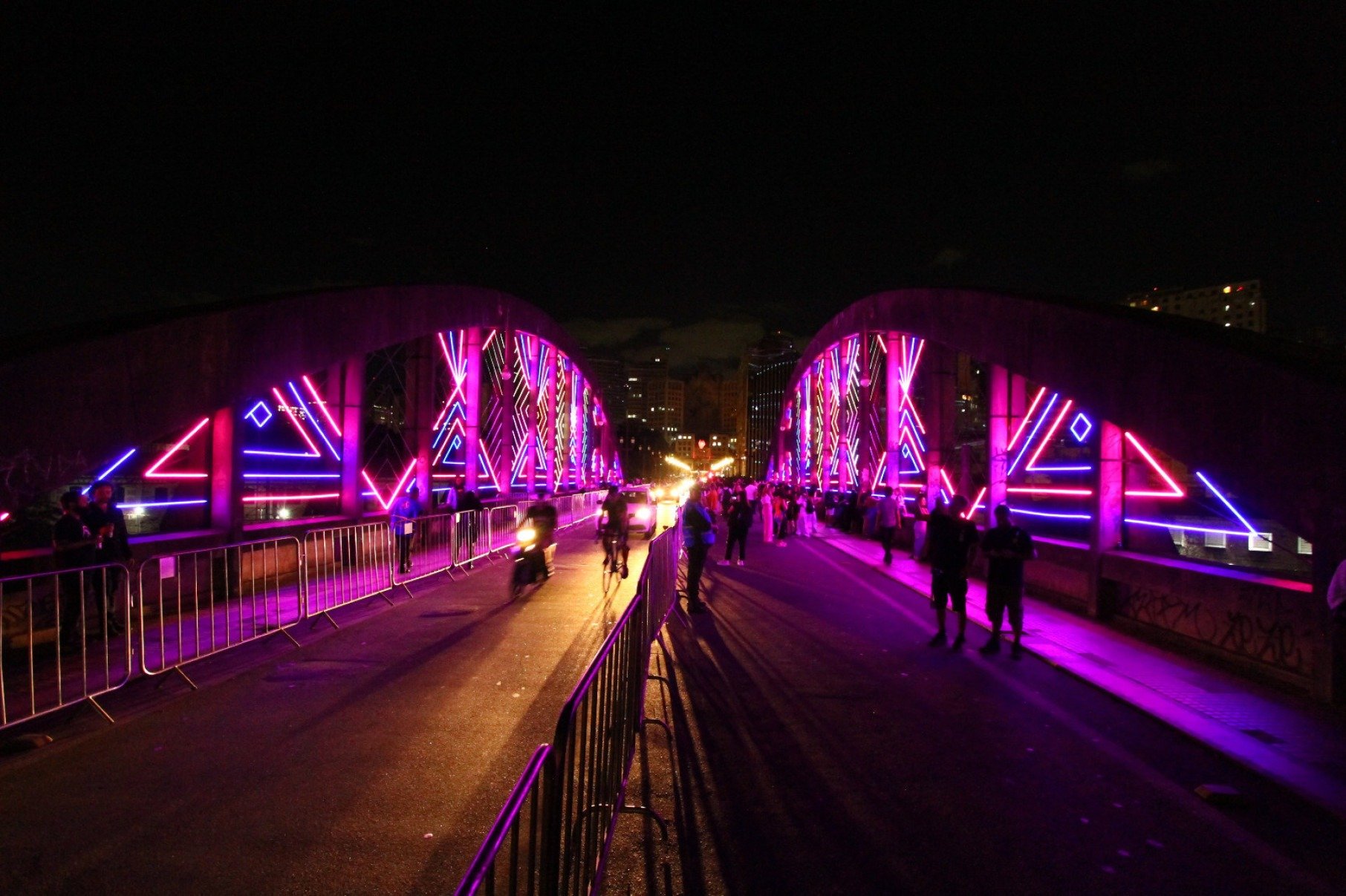  Arcos do viaduto Santa Tereza ficarm cor de rosa, iluminados à noite, na Festa da Luz em 2024