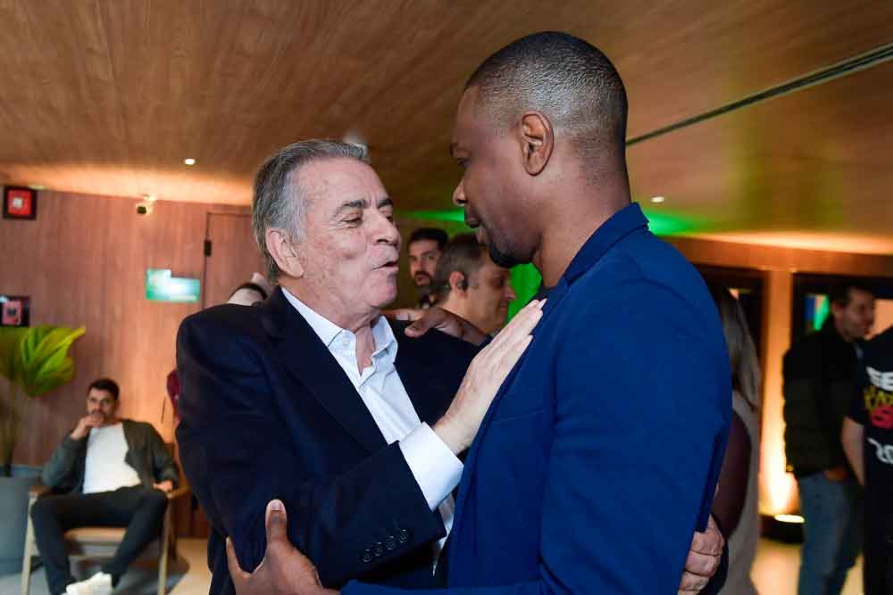 O diretor-executivo de futebol do Cruzeiro, Paulo Pelaipe, se encontrou com o ex-zagueiro Juan no sorteio dos cruzamentos da Copa do Brasil 2025, no Rio -  (crédito: Staff Images / CBF)
