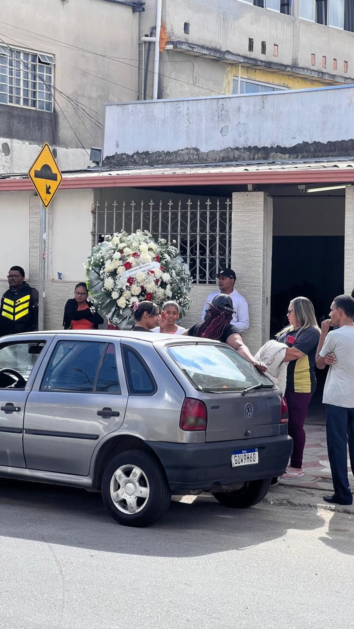 O velório de Laudemir de Souza Fernandes aconteceu na manhã desta terça-feira (12/8). Ele trabalhava como gari no bairro Vista Alegre, Oeste de BH, quando foi assassinado a tiros -Edésio Ferreira/EM/D.A Press