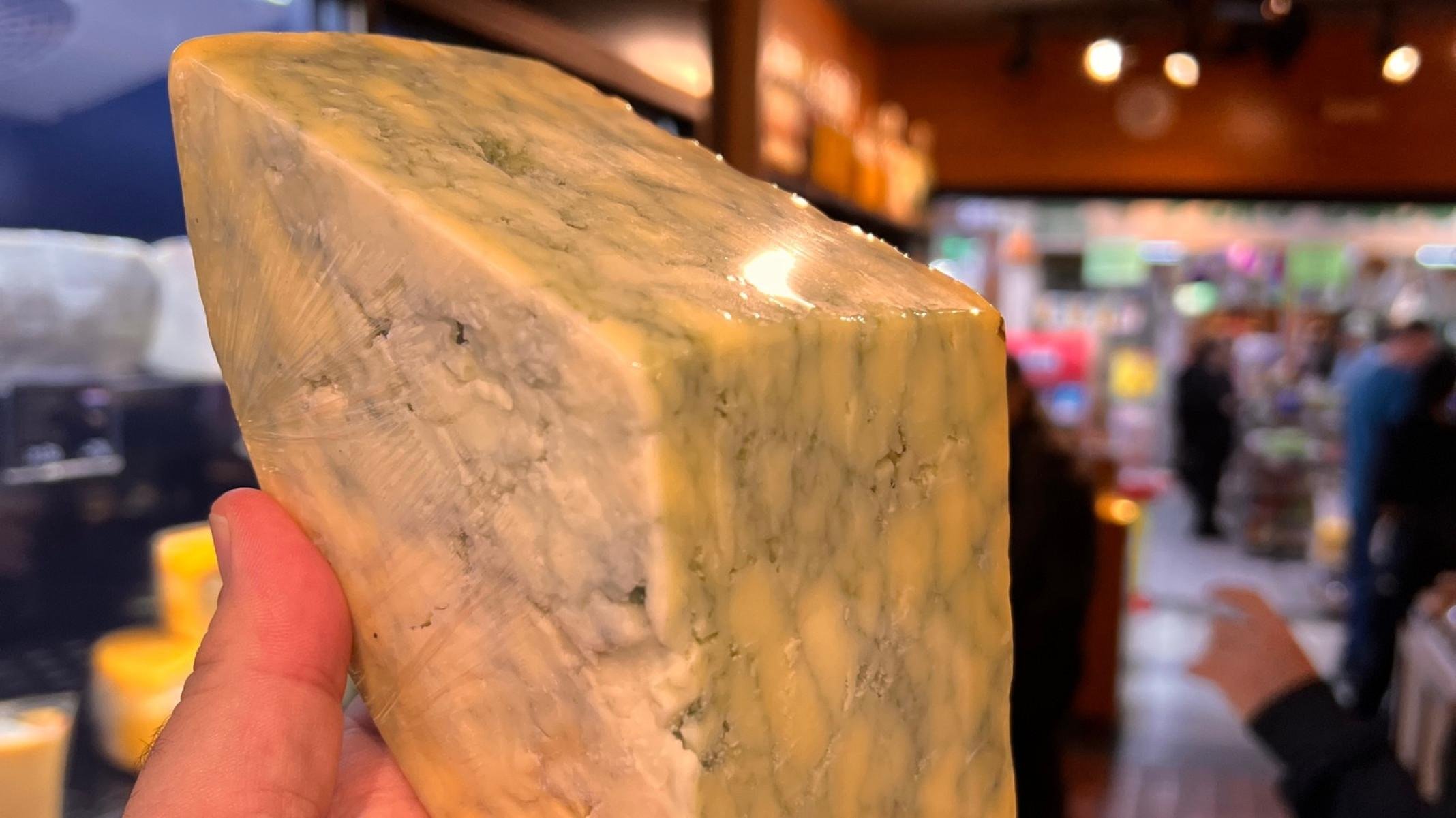 Amazonito o queijo com Spirulina em homenagem a Amazônia para degustar no Mercado Municipal de Curitiba