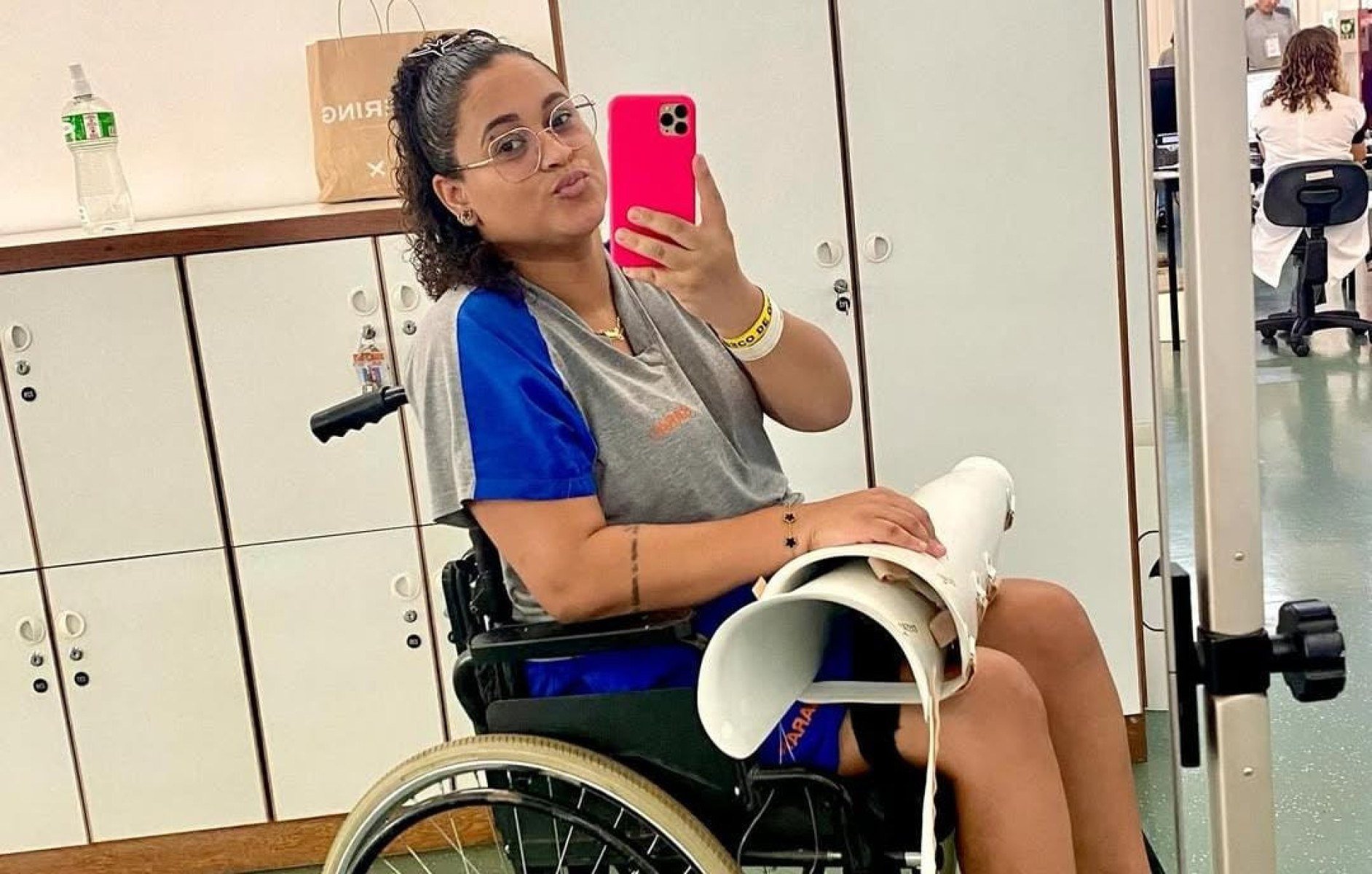 Jéssica manipulou a lesão em casa e contraiu bactéria, que se espalhou pela corrente sanguínea e atingiu a medula espinhal