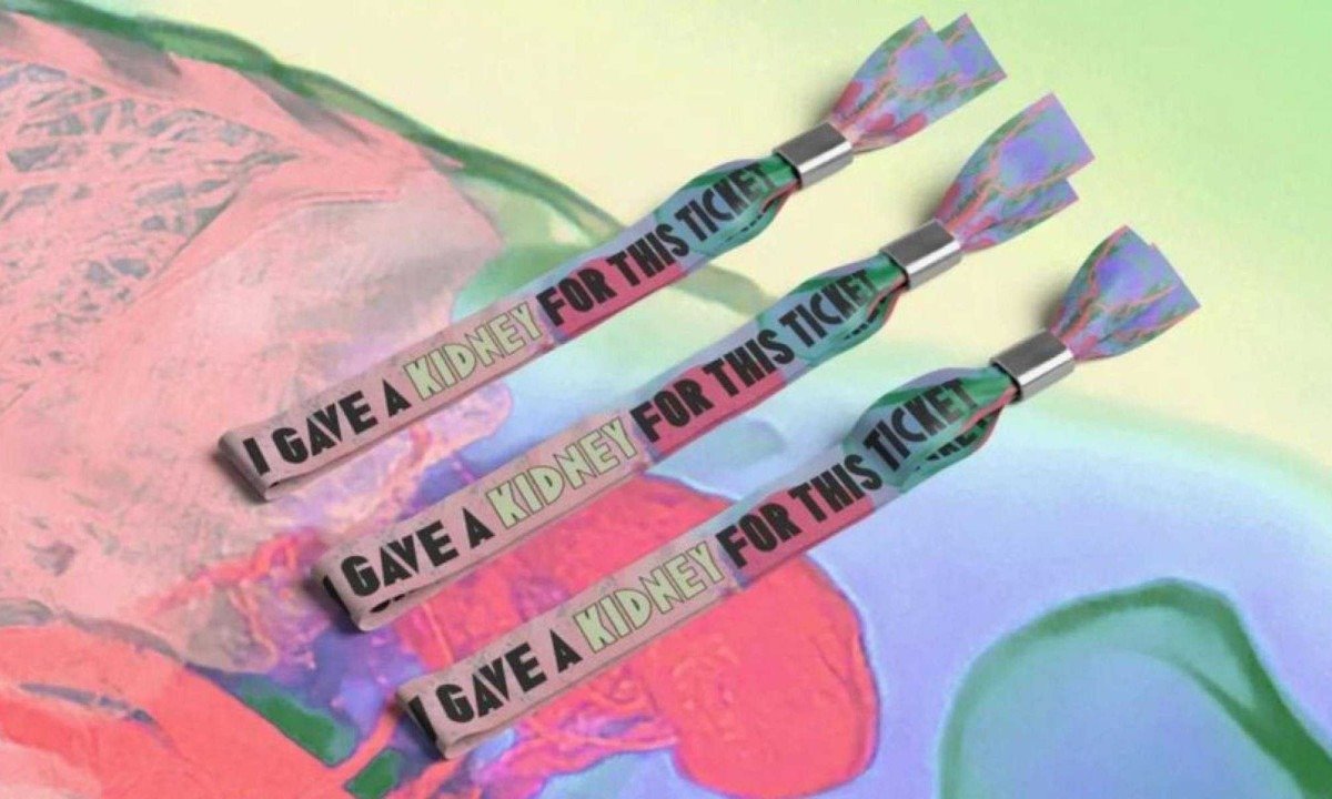 Pulseiras com a inscrição 'Eu dei um rim por este ingresso'