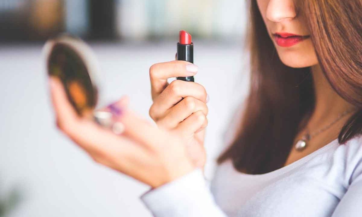 Batom aplicado corretamente pode substituir o preenchimento labial -  (crédito: Pixabay/reprodução)