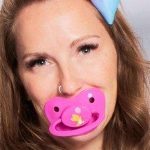Chupeta para adultos? Acessório ganha popularidade no combate à ansiedade - Reprodução/Pacifier Addict