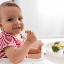 Comer com as mãos: como isso transforma a experiência alimentar dos bebês