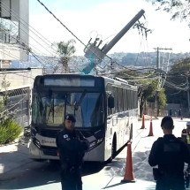 BH: ônibus bate em poste e causa risco de eletrocussão no Barreiro - Reprodução/Redes Sociais 
