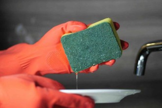 O truque da água com sal que deixa a esponja de cozinha livre de bactérias