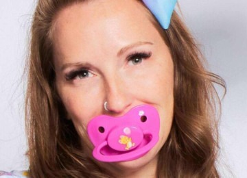 As chamadas 'chupetas adultas', feitas de silicone ou borracha, estão sendo vendidas por valores que variam de R$ 8 a R$ 350, dependendo do modelo -  (crédito: Reprodução/Pacifier Addict)